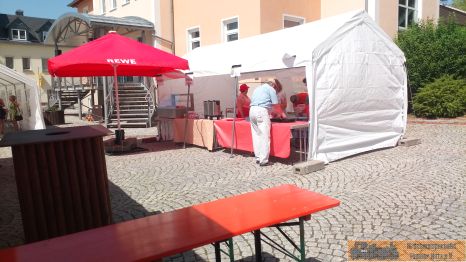 Die Grillstation wird eingerichtet.